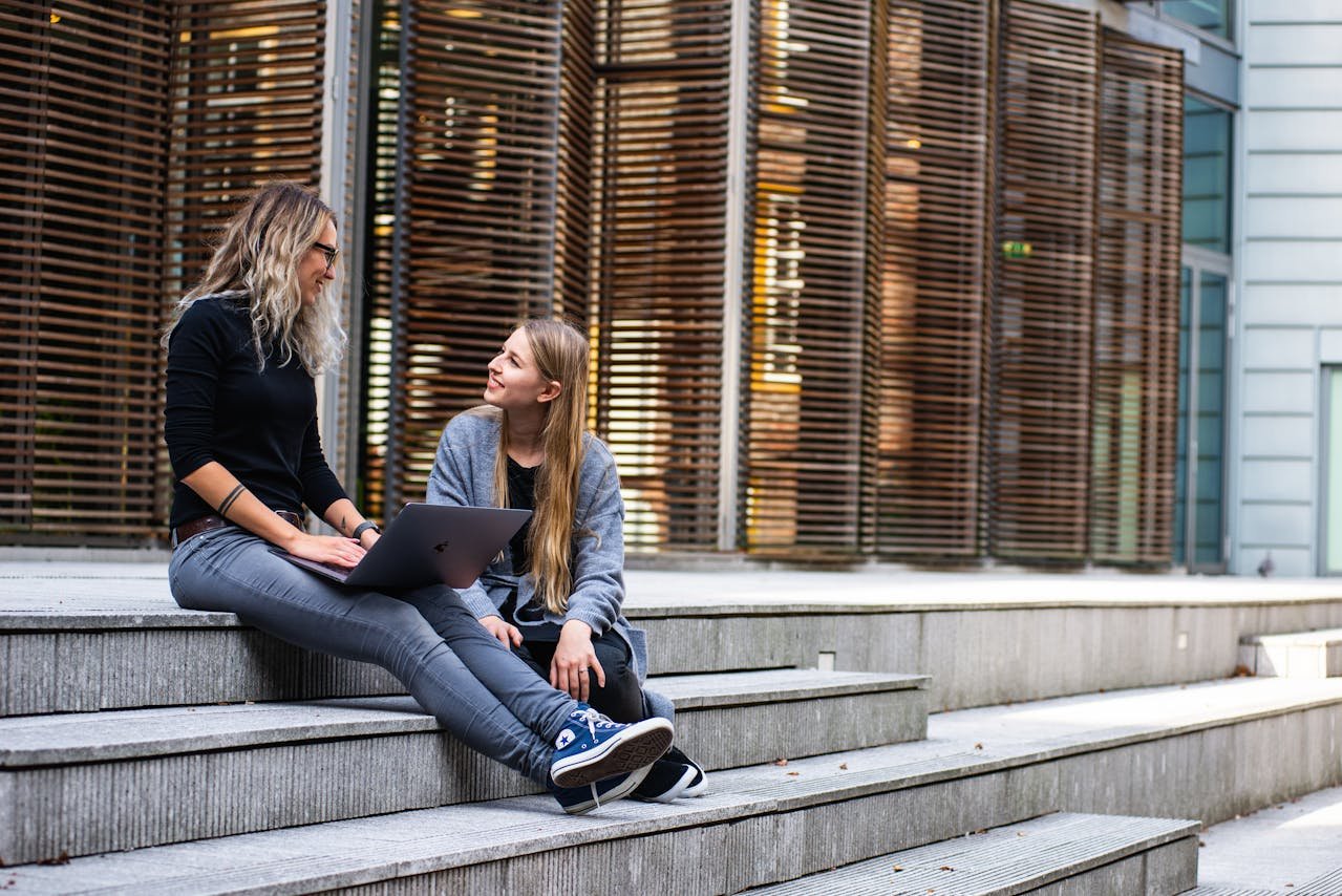 Diepe Gesprekken: Twee Vriendinnen Bespreken de Wereld